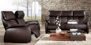 Braune Couch Garnitur ergonomisch geformt