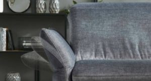 Graues Sofa mit Stoffbezug und verstellbarer Seitenlehne